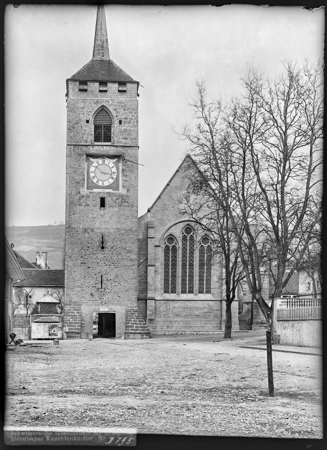 Façade orientale du Temple St-Etienne de Moudon, grandes fenêtres du chevet, 1899