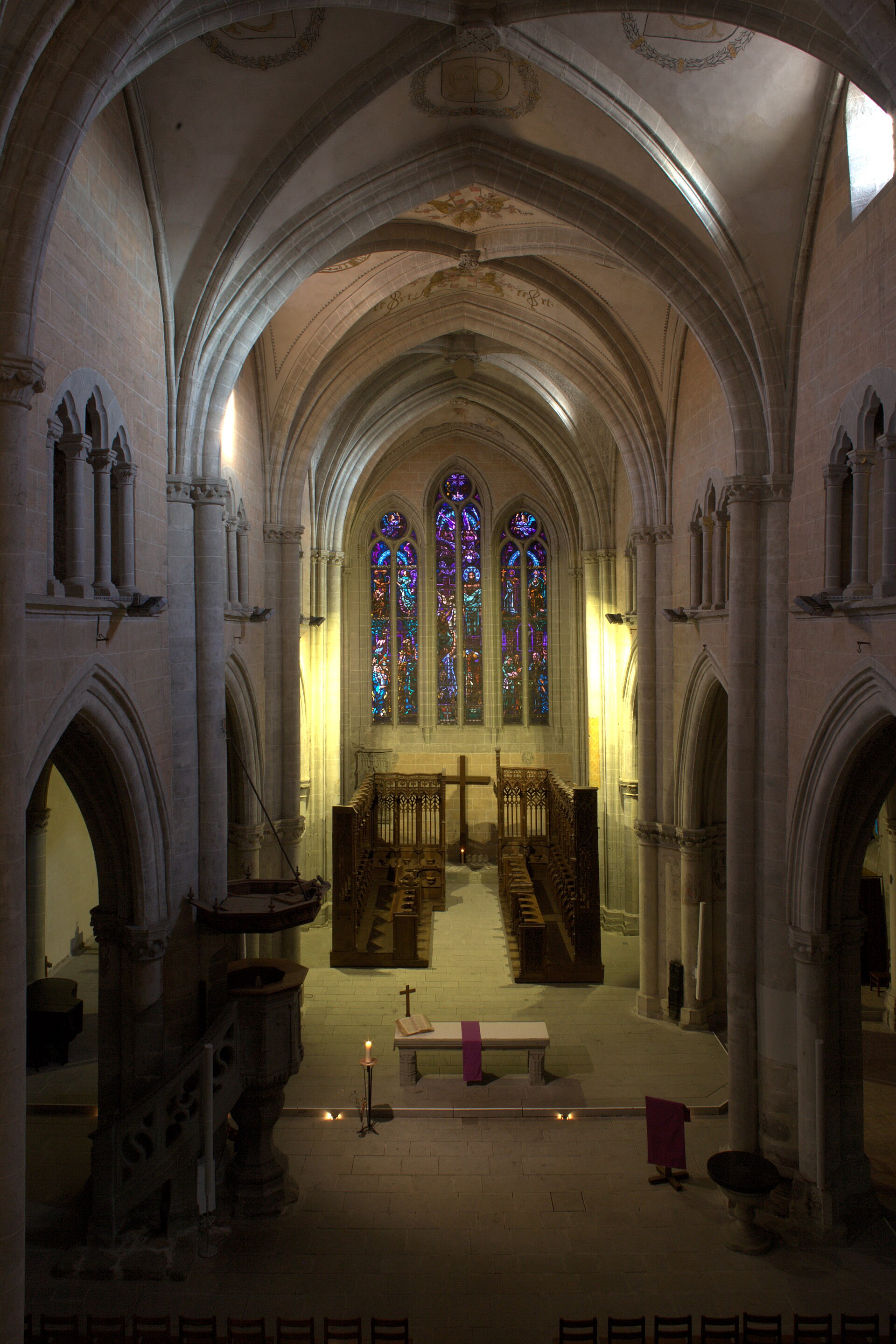 Chœur du Temple St-Etienne de Moudon avec les vitraux de Charles Clément